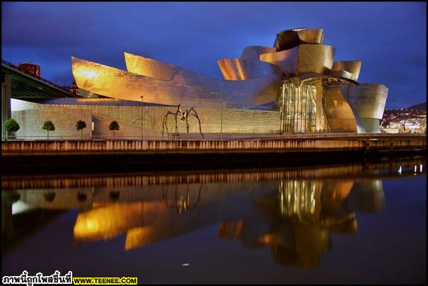 Guggenheim Museum ( Bilbao , Spain )