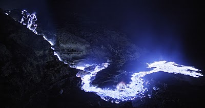 ลาวาสีคราม ที่ไหลลงมาตามลาดภูเขาไฟ Kawah-Ijen