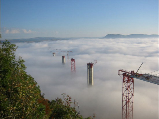 สะพาน The Millau ตั้งอยู่ ทางใต้ของประเทศฝรั่งเศส ข้ามแม่ น้ำ Tarn และ ภูเขา Massif Central