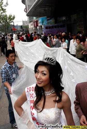 100-meter-long wedding gown debuts in Shanghai