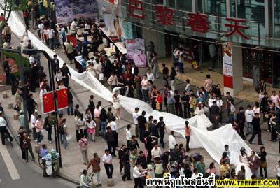 100-meter-long wedding gown debuts in Shanghai