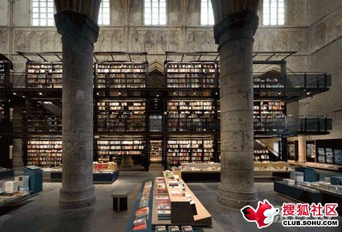 ห้องสมุดหรือร้านขายหนังสือ ทำไมสวยและใหญ่จัง