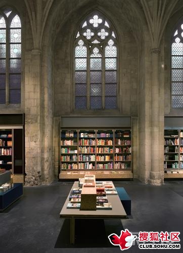 ห้องสมุดหรือร้านขายหนังสือ ทำไมสวยและใหญ่จัง