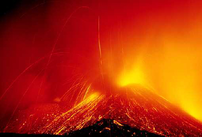 Lava bomb หรือ ลาวาที่ปะทุขึ้นมาเป็นก้อนๆ จะเห็นได้จากลูกไฟที่ปรากฏในภาพ