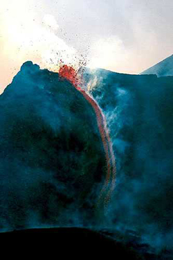 Laventino Steam Fissure  ลาวาที่ดันขึ้นมาเมื่อไปเจอแหล่งน้ำก็จะทำให้น้ำเดือดกลายเป็นไอไปในทันที อัตราของไอน้ำที่ขยายตัว จะมีปริมาตรมากกว่าน้ำที่เป็นของเหลวร่วมสองพันเท่า ก็เกิดแรงดันมหาศาล 