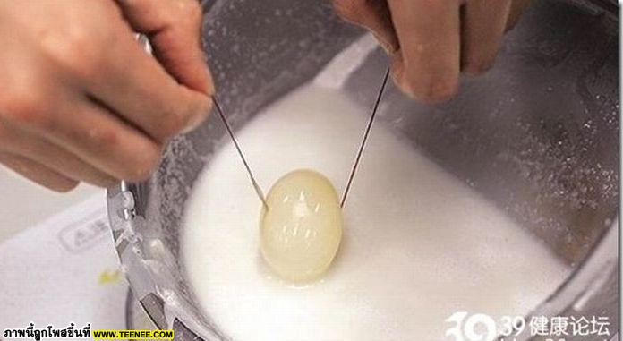 พอแห้งแล้วก็ราด paraffin wax ที่ทำเป็นเปลือกไข่ครับ 