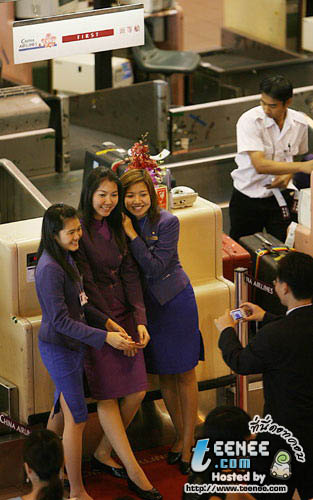 เอ้า ....3 สาว ถ่ายรูปเป็นที่ระลึกหน่อย.........