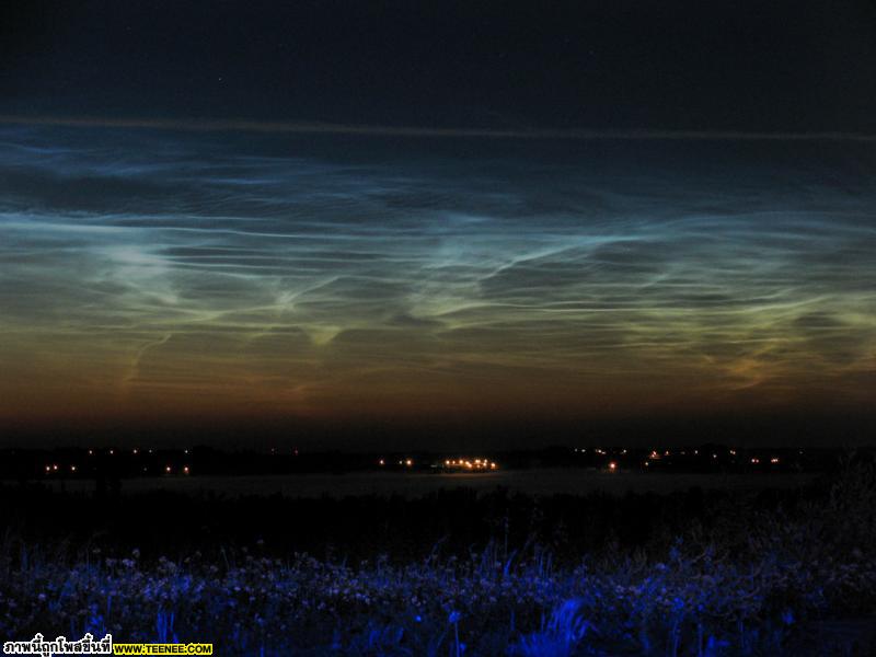 อันดับ 6 Noctilucent Clouds  เมฆ ตามชื่อ คือ เกิดขึ้นในช่วงกลางคืนแต่เรืองแสง ซึ่งเกิดที่บริเวณแถวๆใกล้ๆขั้วโลกโดยแสงอาทิตย์จากอีกฟากส่องมาปะทะกับเมฆ จึงเห็นเหมือนกับเรืองแสงได้