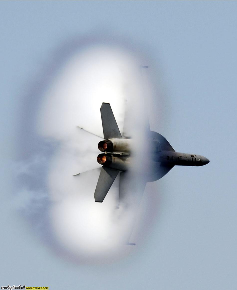 F-18(โซนิค บูมมมมมมม) กำลังผ่านกำแพงเสียง