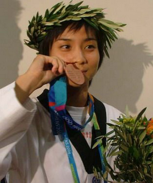 เยาวภา  บุรพลชัย หรือน้องวิว  ยอดนักเตะเทควันโด  เจ้าของเหรียญทองแดงโอลิมปิก2004
