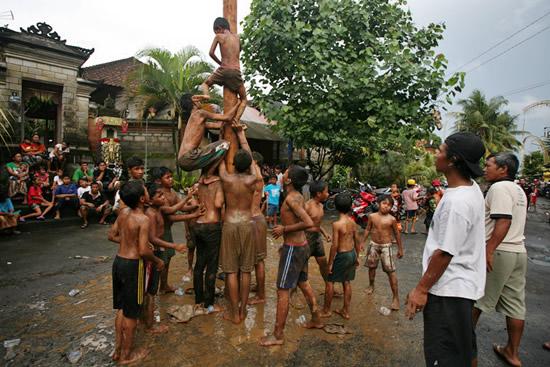 ปีนังเป็นหนึ่งในประเพณีเก่าแก่ที่สุดในประเทศไทย(การปีนเสา)