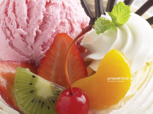 ไอศครีมแสนอร่อย กับผลไม้ สีสันสดใส