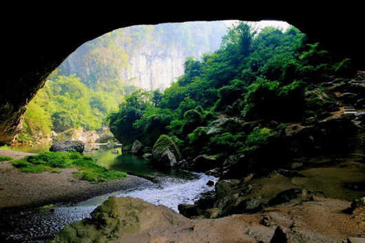 ซุ้มประตูหิน สะพานหินธรรมชาติเกาตัน ตั้งอยู่บริเวณแม่น้ำฟูลู่ ไม่ไกลจากเมืองลี่ปิง มณฑลกุ้ยโจว ประเทศจีน 