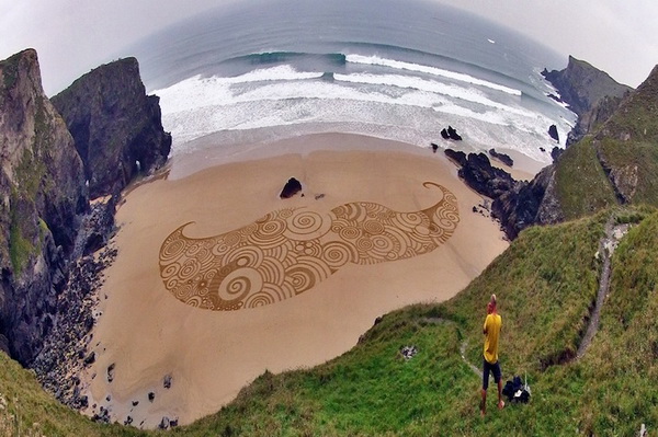 น่าทึ่ง!! ศิลปะการวาดทราย โดยใช้คราด