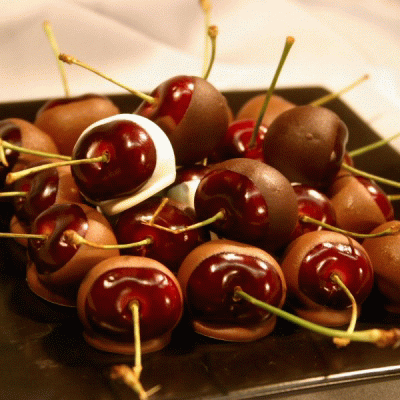 Strawberries Dipped in Chocolates... Yummy..‏