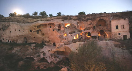 หน้าผาที่เจาะเป็นถ้ำ ที่ยังมีชาวบ้านใช้อยู่อาศัย