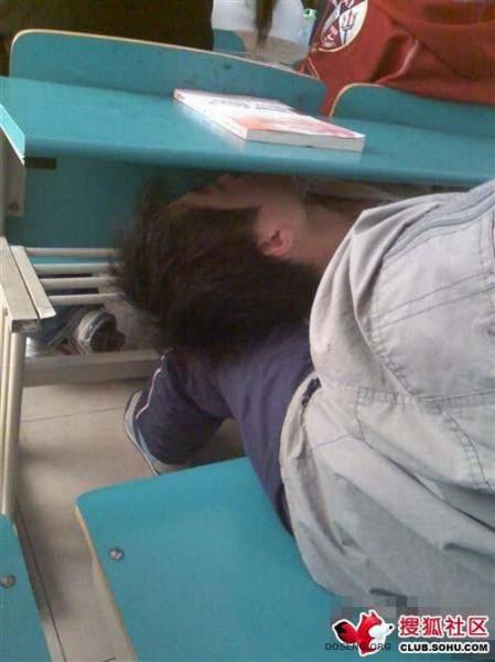 แอบนอนในห้องเรียน (ห้ามเลียนแบบนะเด็กๆ)