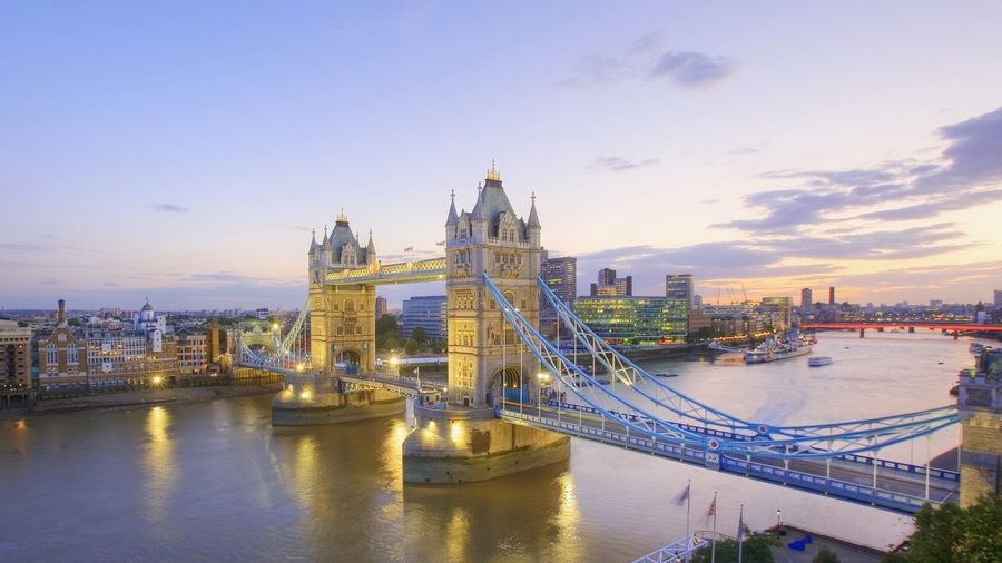 3. River Thames and Tower Bridge in Britain