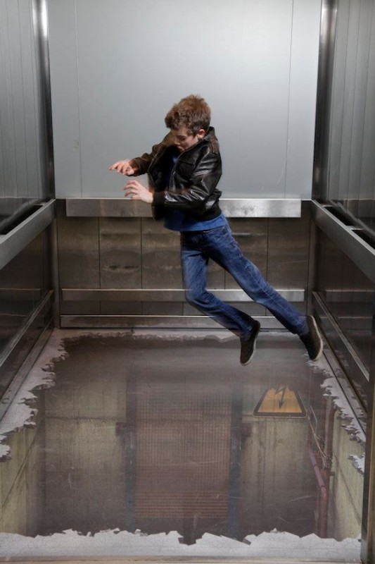 ขึ้นลิฟท์นี้มีเสียว ภาพเหมือนสามมิติ บนพื้นลิฟท์ 