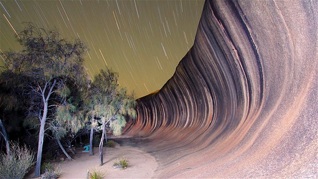 กำแพงแกรนิตมีรูปทรงเหมือนคลื่นในมหาสมุทร ประเทศออสเตรเลีย