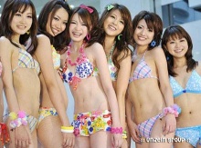สาวๆ ญี่ปุ่นอวดโฉมชุดว่ายน้ำรุ่นล่า­สุดใน 