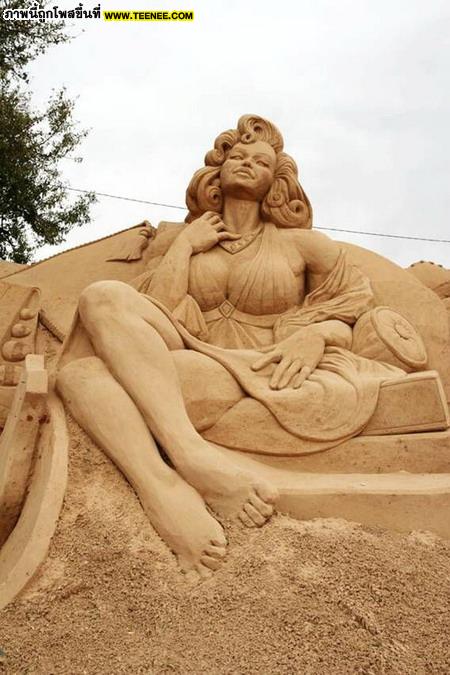รังสรรค์งานศิลป์จากผืนทราย