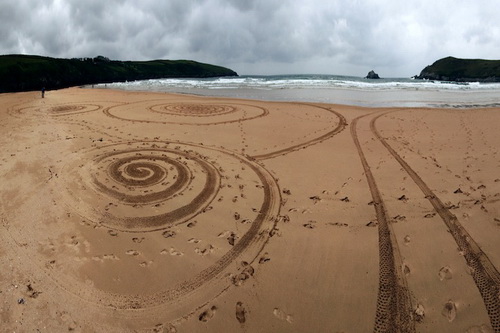 ศิลปะการวาดทราย โดยใช้คราด