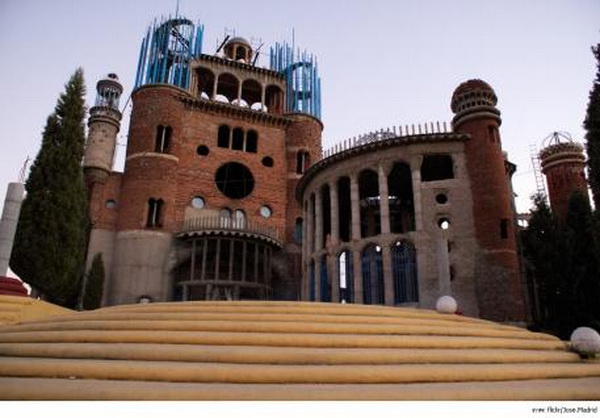 ที่สุดแห่งศรัทธา: ชายชราชาวสเปนใช้เวลากว่าครึ่งชีวิตสร้างวิหารจาก “วัสดุเหลือใช้”