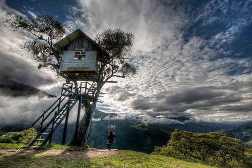 2. The swing at the “End of the World” in Baños, Ecuador ภูเขาไฟที่ยังครุกรุ่นอยู่ ยังไม่ดับสนิท แห่งนี้ตั้งอยู่ที่ประเทศเอกวาดอร์ 
