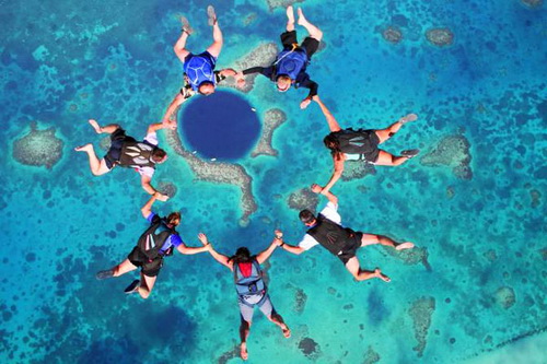 3. The Great Blue Hole in Belize หลุมยักษ์น้ำเงินครามแห่งเบลิซ ประเทศนี้อยู่บนฝั่งตะวันออกของอเมริกากลาง