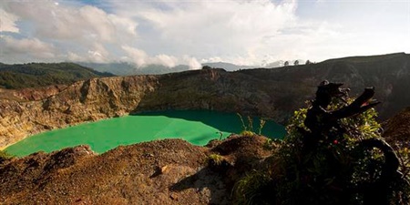 ทะเลสาบเปลี่ยนสีบนยอดภูเขาไฟ KELIMUTU