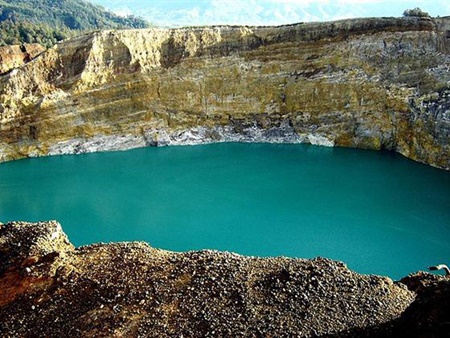 ทะเลสาบเปลี่ยนสีบนยอดภูเขาไฟ KELIMUTU
