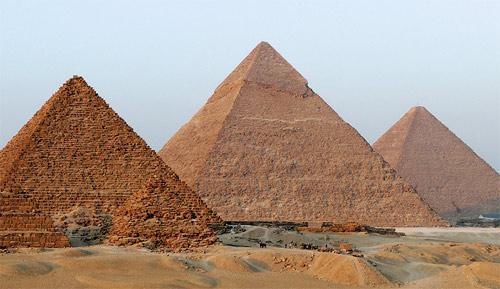 พีระมิดแห่งกิช่า ตั้งเด่นเป็นสง่าใจกลางอียิปต์