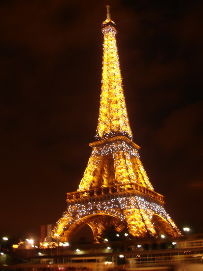 หอไอเฟล หอเด่นเป็นสง่าใจกลางกรุงปารีส ฝรั่งเศส