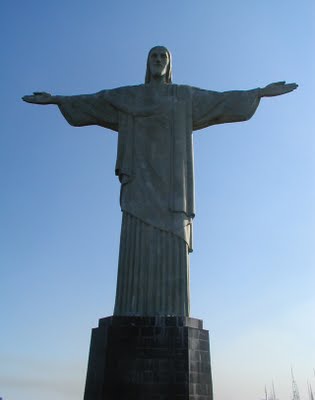 10. Christ the Redeemer, Rio de Janeiro, Brazil รูปเคารพขององค์พระเยซุคริสต์ ความสูง 32 เมตร น้ำหนัก 1000 ตัน ตั้งอยู่ที่ยอดเขาบนเขาสูง 710 เมตรที่ชื่อว่า Corcovado Mountain เมือง Rio de Janeiro ประเท