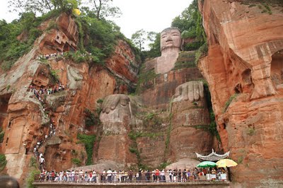 8. Statue of Lanshan Buddha, Lanshan พระพุทธรูปสมัยโบราณ แกะสลักอยู่ที่เขา Lanshan ประเทศจีน องค์พระพุทธรูปมีความสูง 71 เมตร