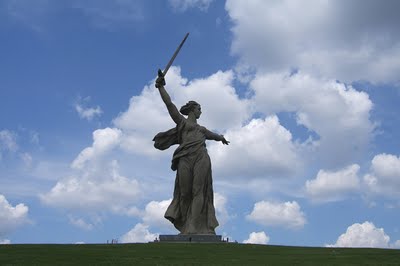 7. "The Motherland" statue, Volgograd, Russia อนุสาวรีย์แห่งนี้มีความสูง 84 เมตร น้ำหนัก 7900 ตัน ตั้งอยู่ที่ Mamayev Kurgan ในเมือง Volgograd ประเทศรัสเซีย