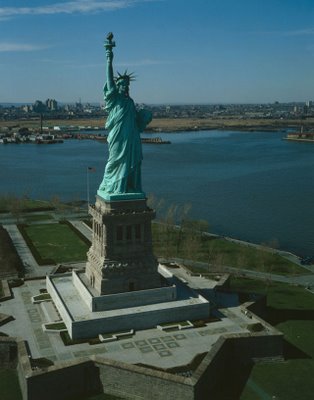 6. Statue of Liberty, Liberty Island, New York อนุสาวรีย์เทพแห่งเสรีภาพ มีความสูง 93 เมตร ตั้งอยู่บนเกาะ Liberty ปากแม่น้ำ Hudson เมืองนิวยอร์ค สหรัฐอเมริกา ฝรั่งเศสมอบอนุสาวรีย์แห่งนี้ให้กับสหรัฐอเมร