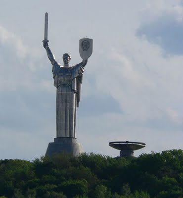 4. Motherland, Kiev, Ukraine อนุสาวรีย์แห่งนี้สร้างขึ้นเพื่อเป็นที่ระลึกถึงความรักชาติจากเหตุการณ์ สงครามโลกครั้งที่สอง นับความสูงจากอนุสาวรีย์และฐานรวมกันได้ 102 เมตร ตั้งอยู่ที่เมืองเคียฟ ประเทศยูเค