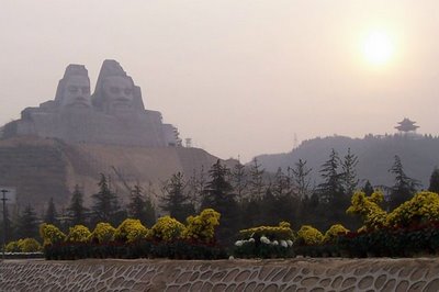 3. Yellow Chinese emperors Huangdi and Yandi อนุสาวรีย์ของจักรพรรดิโบราณของจีน มีความสูง 103 เมตร