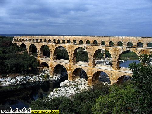 อันดับที่ 9 Pont du Gard ประเทศฝรั่งเศส 