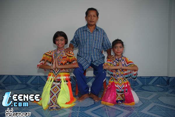 ลุงอ้วนบ้านทุ่งรีหาดใหญ่สอนเยาวชนให้รำโนราห์