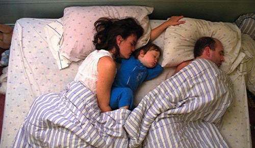 พ่อ แม่ ลูก ก็นอนกันแบบนี้แหละ_++
