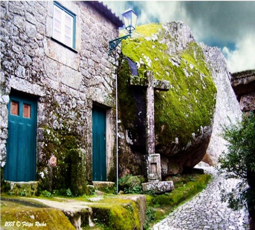 น่าทึ่ง หมู่บ้านมอนซานโต สร้างขึ้นในหิน