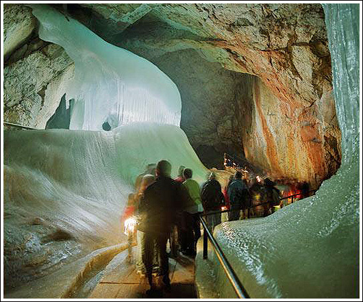 มหัศจรรย์ถ้ำน้ำแข็งไอส์รีเซนเวลต์