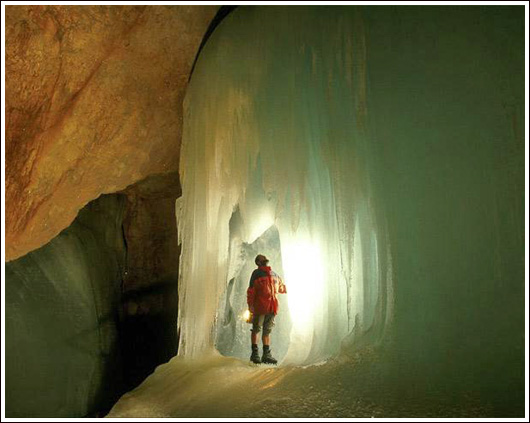 มหัศจรรย์ถ้ำน้ำแข็งไอส์รีเซนเวลต์