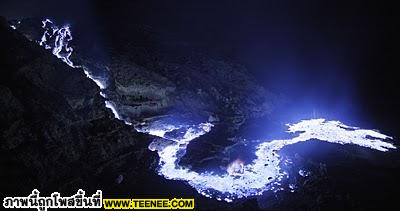 ลาวาสีคราม ที่ไหลลงมาตามลาดภูเขาไฟ Kawah-Ijen