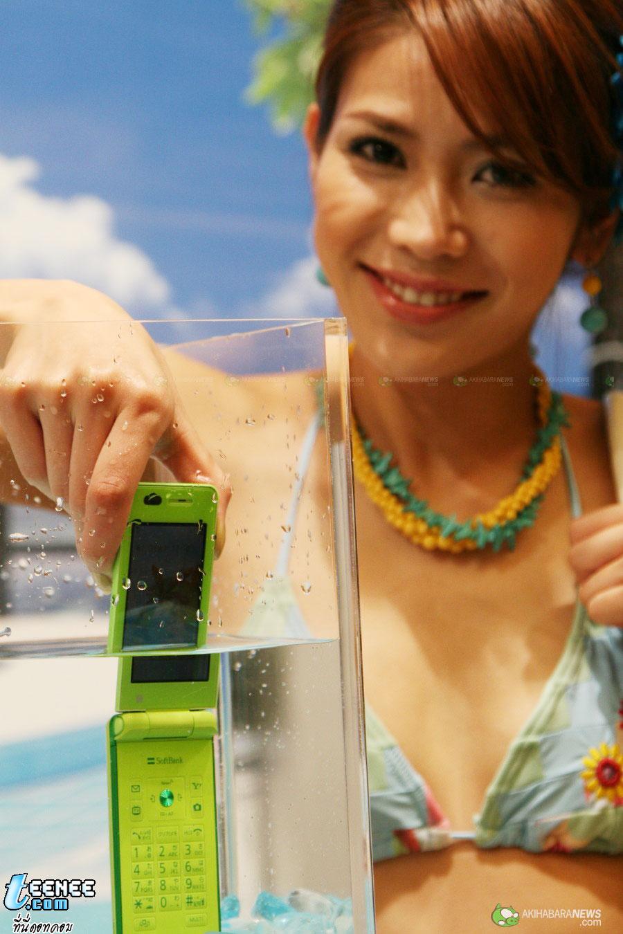 Softbank  Phone มือถือกันน้ำแหล่มเลย