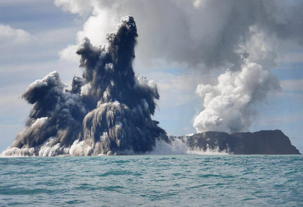 ภูเขาไฟระเบิดใต้ทะเล