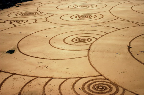 ศิลปะการวาดทราย โดยใช้คราด สวยงามภายใน 3 ชั่วโมง